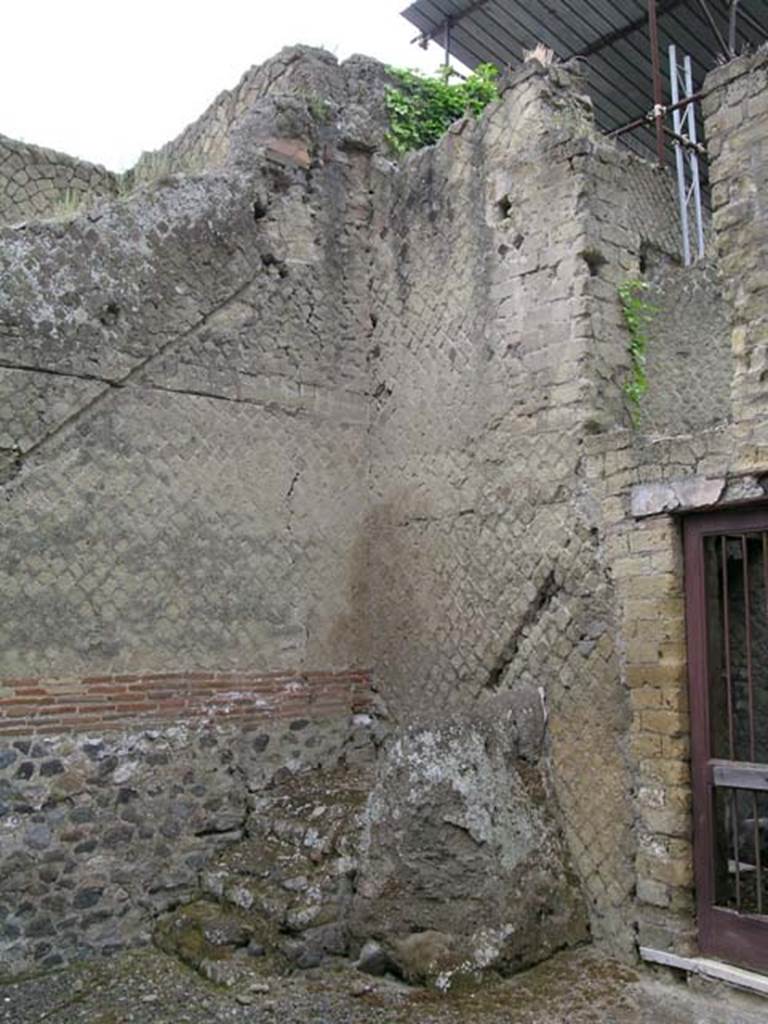 An old stone building
Description generated with very high confidence